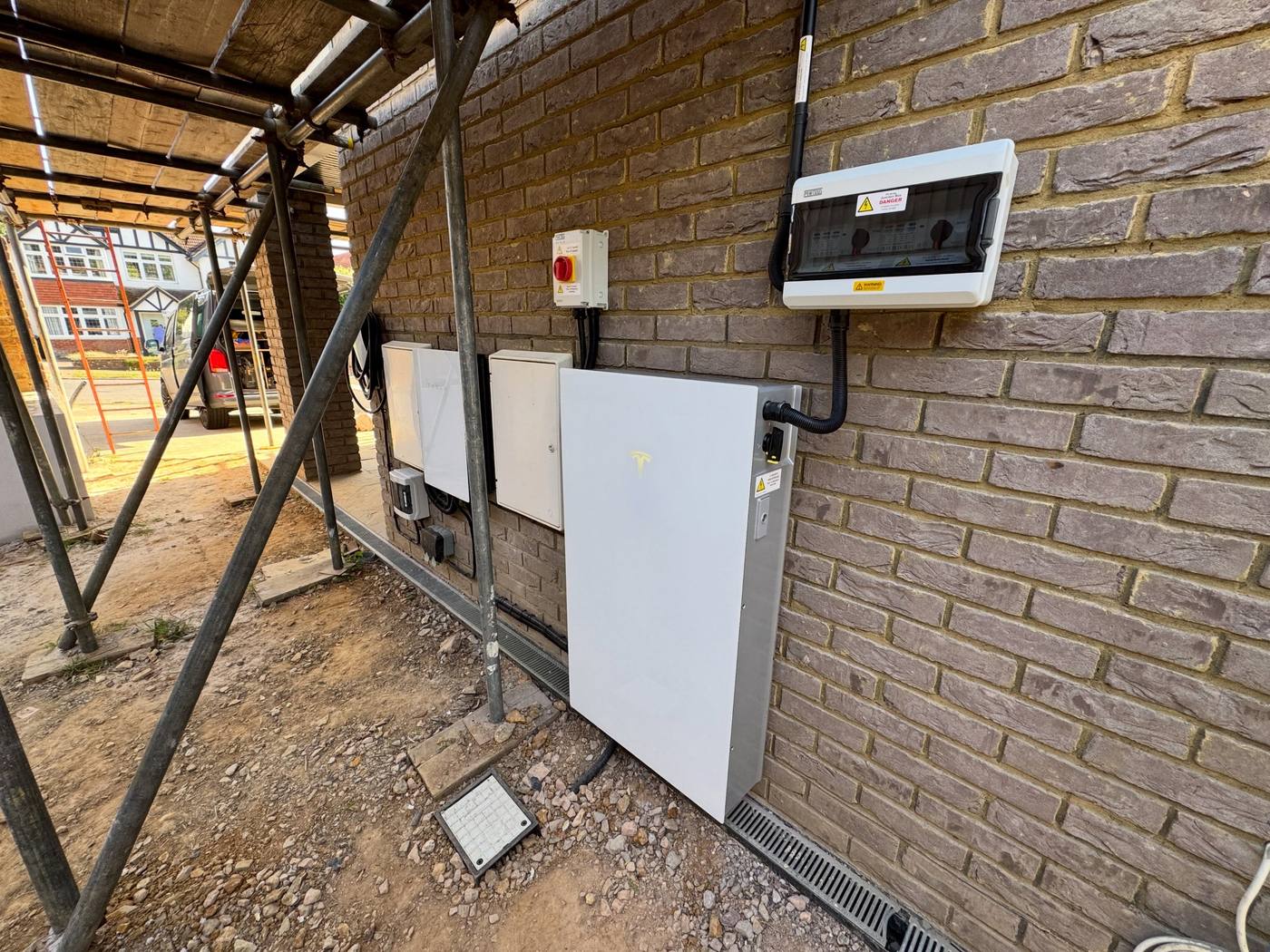 Battery storage unit and consumer unit installed on the side of a house